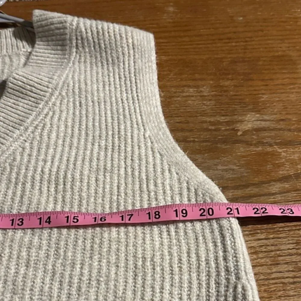 Vince Camuto Tunic Knit Sweater Vest V Neck Sleeveless Medium Preppy Clean Girl